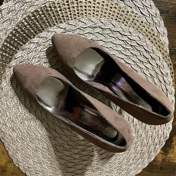 Breckelle’s Holly Womens Blush Suede Heels Size 7 - Picture 3 of 7